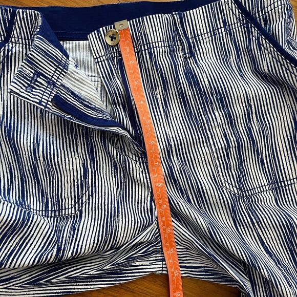 Chicos Capri Size 1 US 8 Stretch Denim Blue White Wavy Stripe - Picture 9 of 10